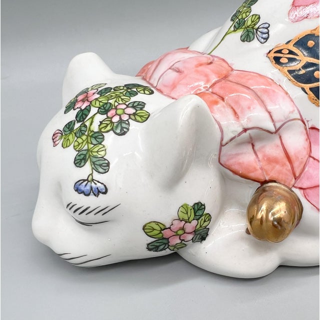Vintage Tobacco Leaf Porcelain Sleeping Cat Ceramic Figure by Andrea by Sadek – Chinoiserie / Grandmillennial For Sale - Image 11 of 14