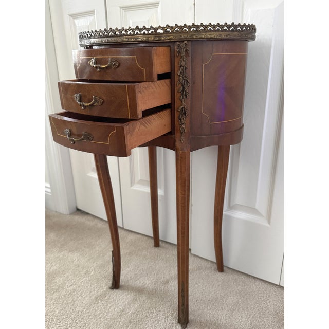 Antique 1920s Louis XV French Walnut Marquetry Side Table W/Ormolu Bronze d'Or For Sale - Image 10 of 18