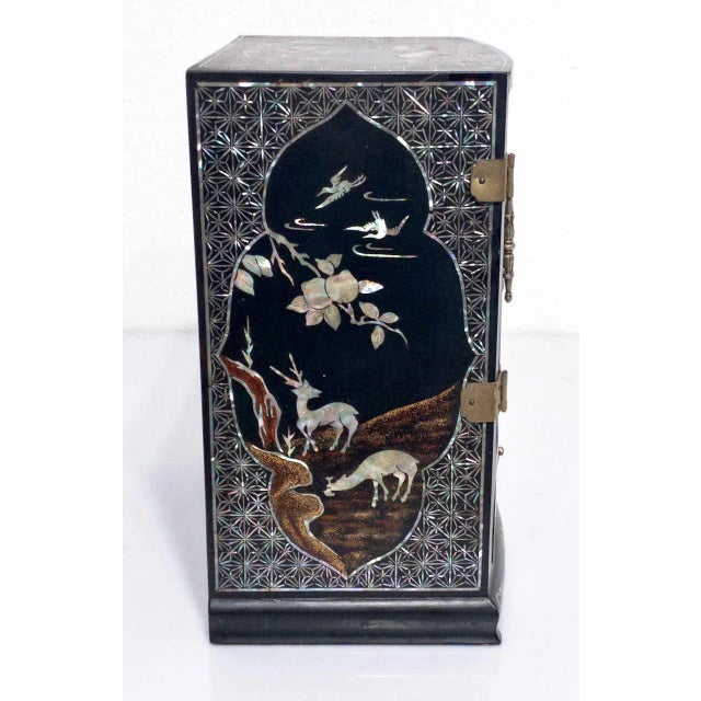 Antique Chinese Black Lacquer Double Dragon & Deers Jewellery Box Inlaid With Mother of Pearl For Sale - Image 4 of 9