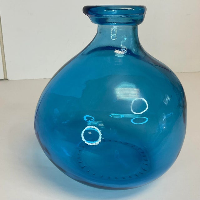 1980s Vintage Portuguese Hand Crafted Turquoise Glass Bulb Vase. For Sale - Image 5 of 8