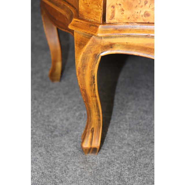 Pair of Vintage Italian Bombe Burled 4 Drawer Commodes For Sale - Image 13 of 14