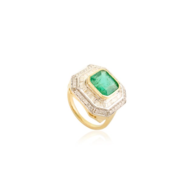 14k Gold Contemporary Emerald Cushion Cocktail Ring Size 7 For Sale - Image 4 of 12