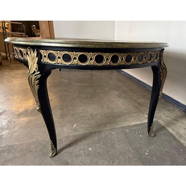 French Grand French Louis XVI–Style Oval Dining Table With Gilt Pierced Apron For Sale - Image 3 of 12