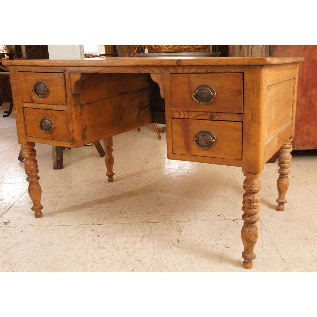 French Provincial pine four-drawer desk, kneehole style with nicely turned legs. Later drawer pulls.