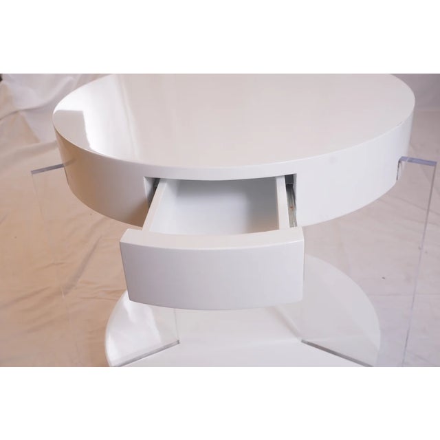 Mid-Century Modern Chicago Side Table Attributed to Dragonette Private Label - Mint Condition For Sale - Image 3 of 6