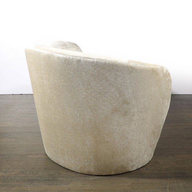 Mid-Century Modernist Curved Sofa in Oyster Velvet Upholstery For Sale In New York - Image 6 of 16