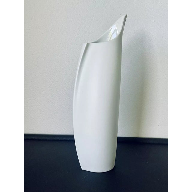 Modern 1980s Vintage Euc Lino Sabattini for Rosenthal Large Penguin Vase White For Sale - Image 3 of 5