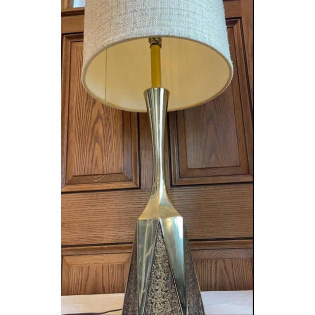 Laurel Lamp Company 1950s Mid Century Modern Barr & Weiss Brutalist Brass Table Lamps - Pair For Sale - Image 4 of 5