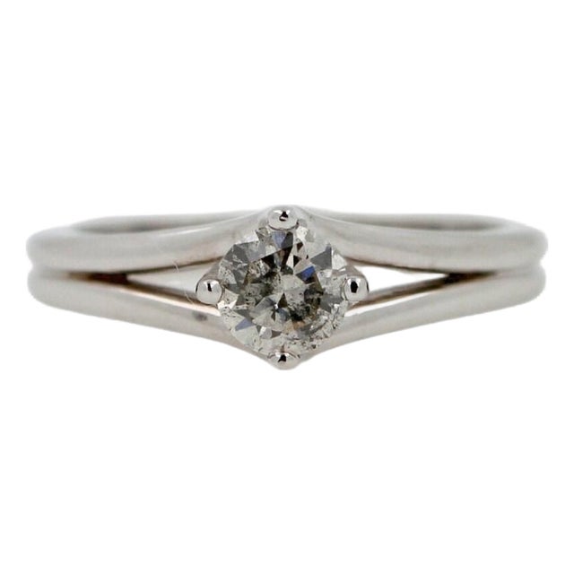 Vintage Style Brilliant Cut Round Shape Silvery Grey White Diamond Solitaire 18k, Size 6.5 For Sale