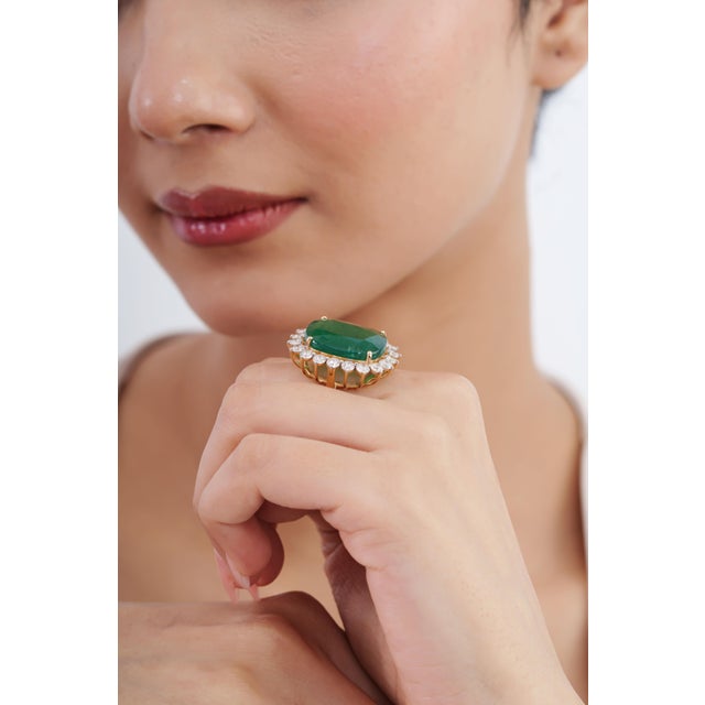 Green VRJewels 18.05 Ct Emerald & 2.72 Ct Diamond 14k Yellow Gold Statement Ring Size 4 For Sale - Image 8 of 18