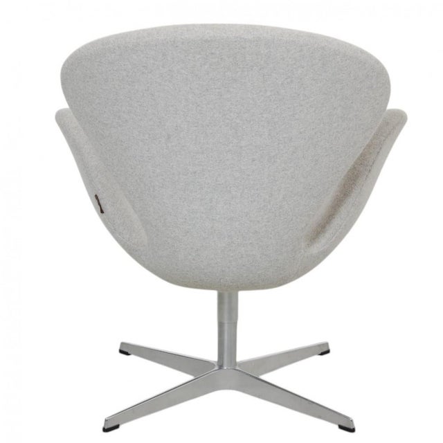 Swan Chair in Grey Divina Melange Fabric by Arne Jacobsen For Sale - Image 3 of 14