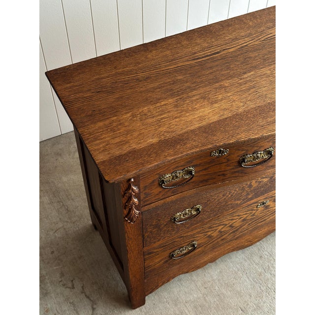 Antique Quarter-Sawn Oak Chest of Drawers With Serpentine Front For Sale - Image 9 of 18