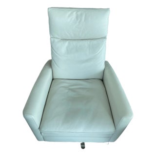 Room & Board Isaac Recliner in Pesaro Leather – Ivory For Sale