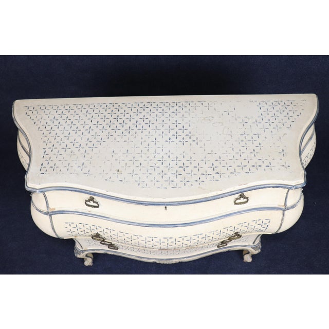 Pair 20th C. Italian Creme Painted 4 Drawer Bombe Commodes For Sale - Image 14 of 15