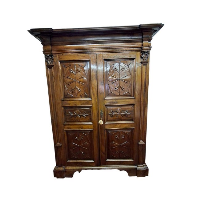 Late Baroque Genoese Linen Wardrobe in Walnut, 17th Century, in Flawless conditions. Designed before 1890
