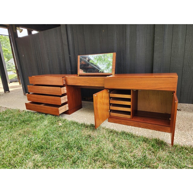 1960s Arne Wahl Iversen for Vinde Møbelfabrik Danish Modern Teak Vanity Desk Set | Made in Denmark | Floating Vanity With Hidden Mirror Dresser Set For Sale - Image 10 of 16