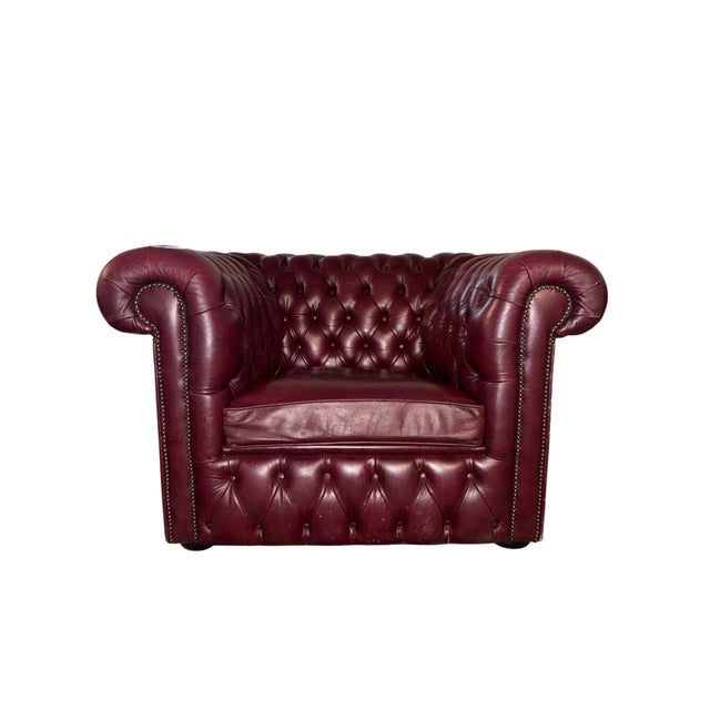English Chesterfield Armchair in Burgundy Leather, 1980s For Sale - Image 5 of 8