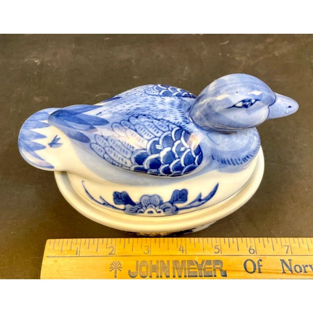 1950s Vintage Blue and White Chinoiserie Porcelain Duck Lidded Trinket Dish For Sale - Image 5 of 7