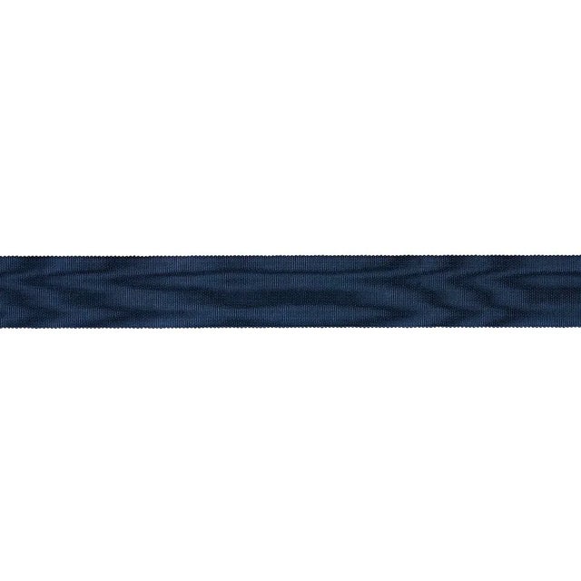 A lustrous ribbed texture and watery moiré effect combine in Duchess Tape for an exquisite trim with an opulent...