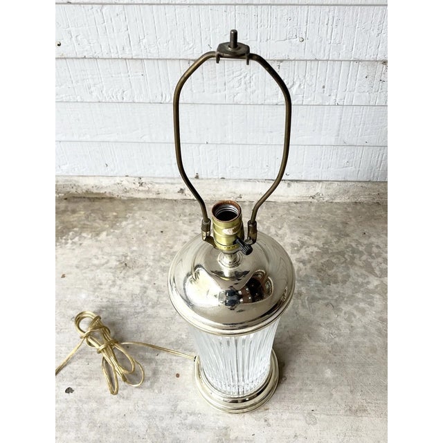 1970s 1970s Vintage Hollywood Regency-Style Ribbed Crystal & Gold Tone Metal Table Lamp For Sale - Image 5 of 8