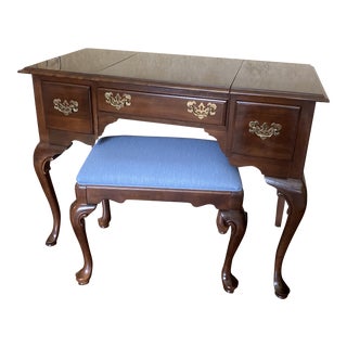 1980s Ethan Allen Georgian Court Vanity/Dressing Table With Stool - 2 Pieces For Sale