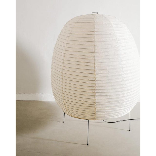 Rare and early "N21" mid century floor lamp in white patinated washi paper, bamboo, a black enamelled metal base and...