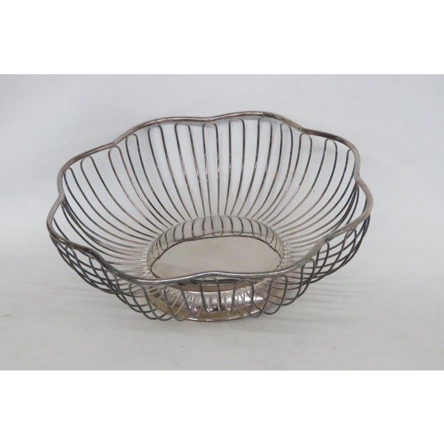 Mid-Century Modern Silver Plated Metal Fruit or Bread Wire Basket Bowl With Scalloped Edges 5009b For Sale - Image 3 of 10