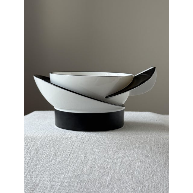 This designer cup by Uta Feyl stands out with its contrast of black and white and its sharply defined geometric forms,...
