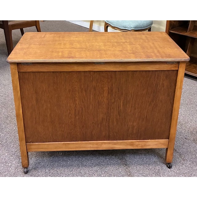 Arts & Crafts Vintage Oak Lift Top Blanket Chest / Toy Chest c.1940 For Sale - Image 3 of 11