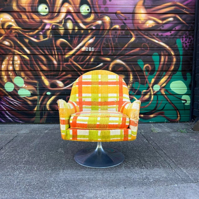 Tulip Base Mid Century Swivel Chair This eye catching tulip-based swivel chair has a wonderful mid-century modern design....
