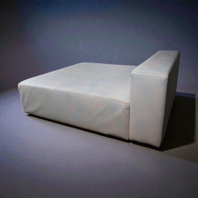 White Leather Lounge Platform Sofa – Sculptural Low Profile Design (Loom) For Sale In Miami - Image 6 of 7