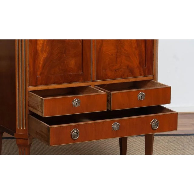 Late 18th Century Louis XVI French Mahogany Veneer Cabinet with Brass Inlays, 1790s For Sale - Image 5 of 17
