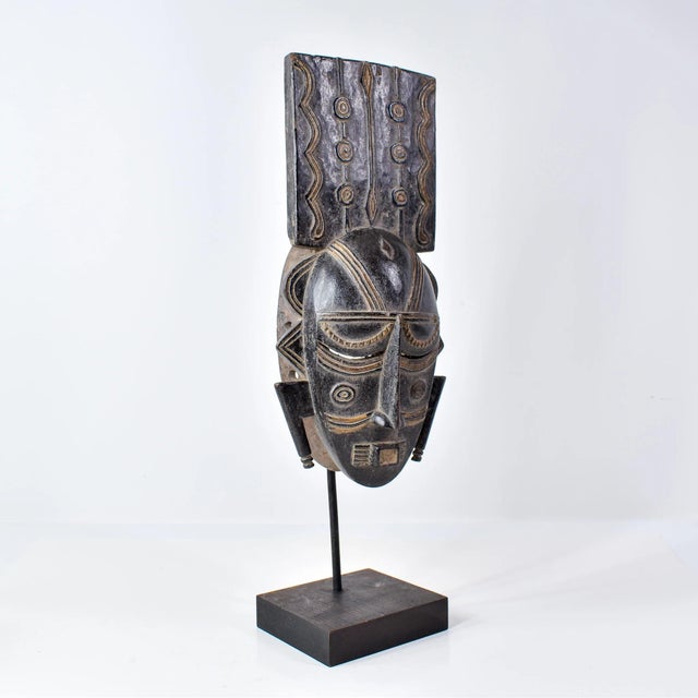 Early 20th Century Djimini Ligbi Do Society Mask on Custom Stand Côte d'Ivoire For Sale - Image 10 of 17