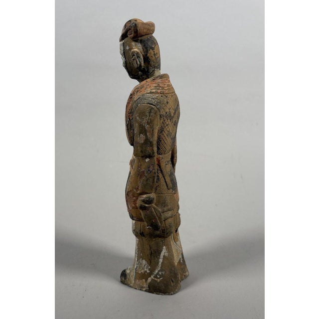 Sculpture of a Mingqi servant with removable head, China, Tang Dynasty (618-907) For Sale - Image 4 of 6