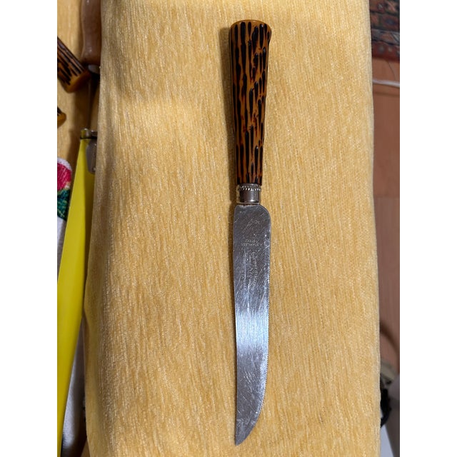 Mid-Century Modern Mid Century Modern Set of E. Parker & Sons Steak Knives With Serrated Blade and Bakelite Faux Stag/Antler Handles - Set of 7 For Sale - Image 3 of 9