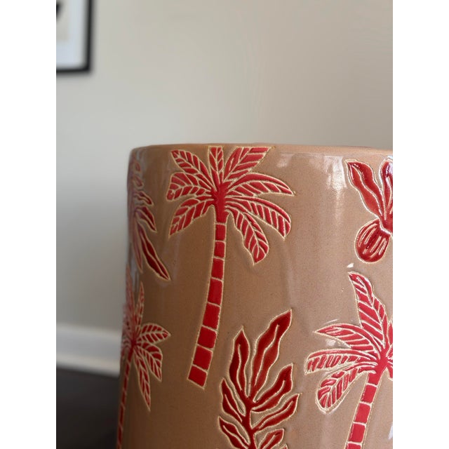 Hollywood Regency Made Goods Tropical Palm Ceramic Garden Stool in Blush & Red Gloss Glaze Indoor Outdoor Side Table For Sale - Image 3 of 12