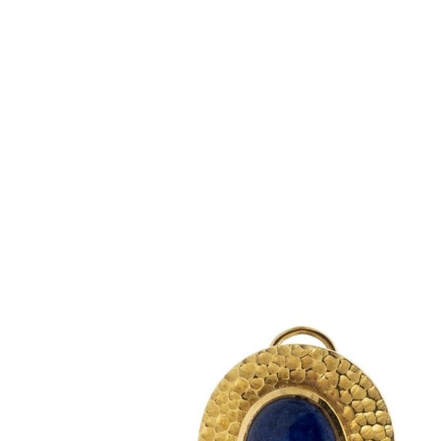Joais - Pair of earrings in 19.2K gold and lapis lazuli. Portuguese; 20th century; in 19.2 kt hammered gold; with two oval...