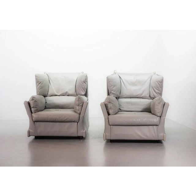Cassina Viola D'Amore Lounge Chairs with Ottoman in Grey Leather by Piero De Martini for Cassini, Italy, 1977, Set of 3 For Sale - Image 4 of 12