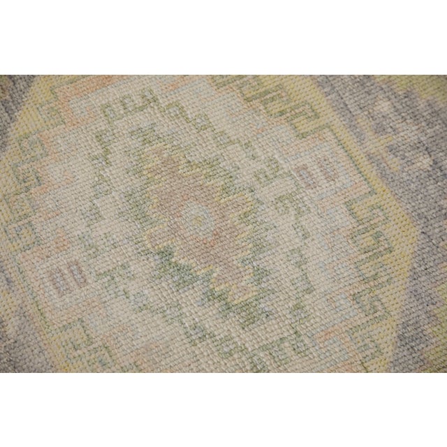 This modern Turkish Oushak rug is a stunning piece of art that has been handwoven using traditional techniques by skilled...