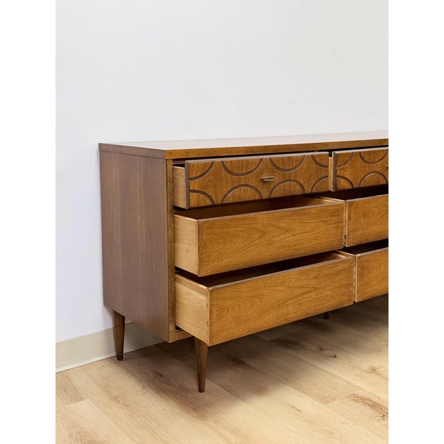 Vintage MCM Bassett Style Nine Drawer Dresser With Wood Inlays Collectable Retro For Sale - Image 15 of 18