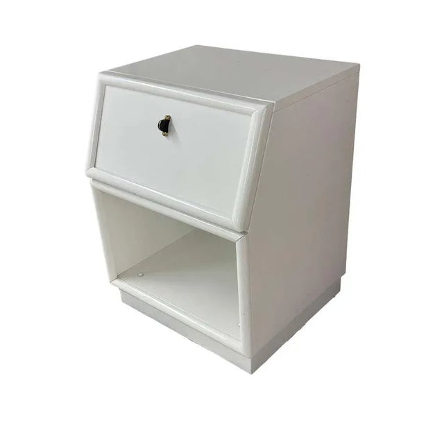 Mid-Century Modern Pair of White Nightstands by Henredon For Sale - Image 3 of 6
