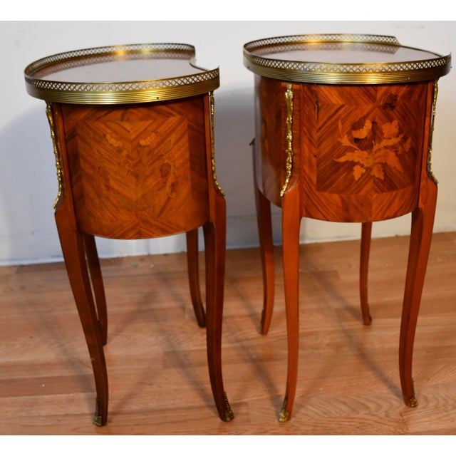 1930s French Style Satinwood Inlaid Pair of Nightstands / Bedside Tables, 2 Pieces For Sale - Image 11 of 17