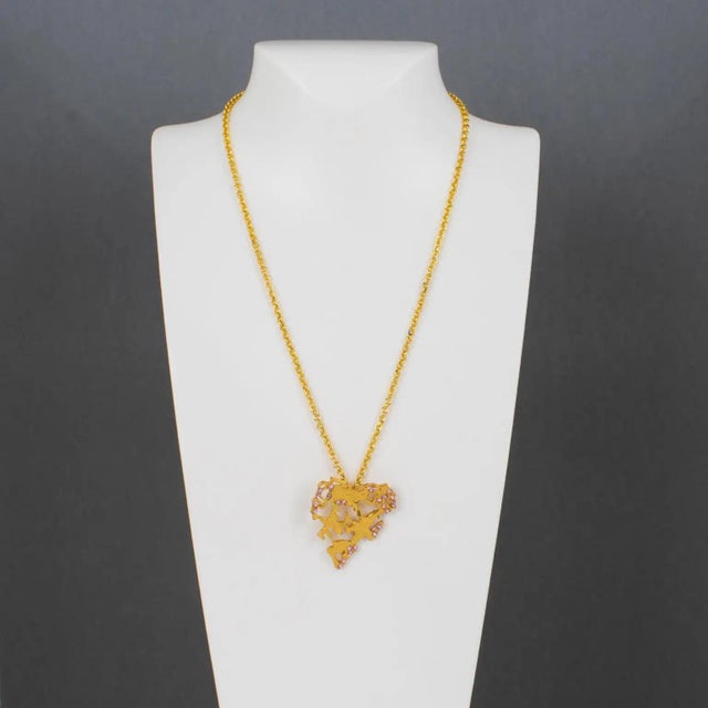1990s Christian Lacroix Gilt Metal and Pink Jeweled Brutalist Heart Pendant Necklace For Sale - Image 5 of 11