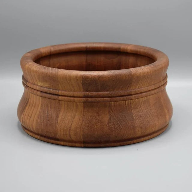 Staved and turned bowl in teak. Very good as a fruit bowl. This piece has an attribution mark, I am sure that it is...