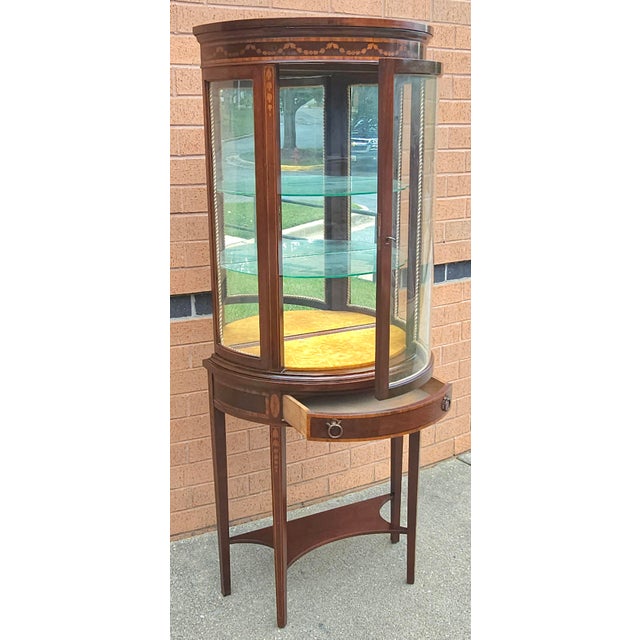 French Early 20th Century Italian Louis XV Style Marquetry Inlaid Mahogany Vitrine Cabinet For Sale - Image 3 of 12