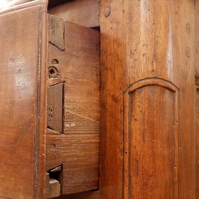 18th Century French Crossbow Front Chest of Drawers in Walnut For Sale - Image 4 of 15