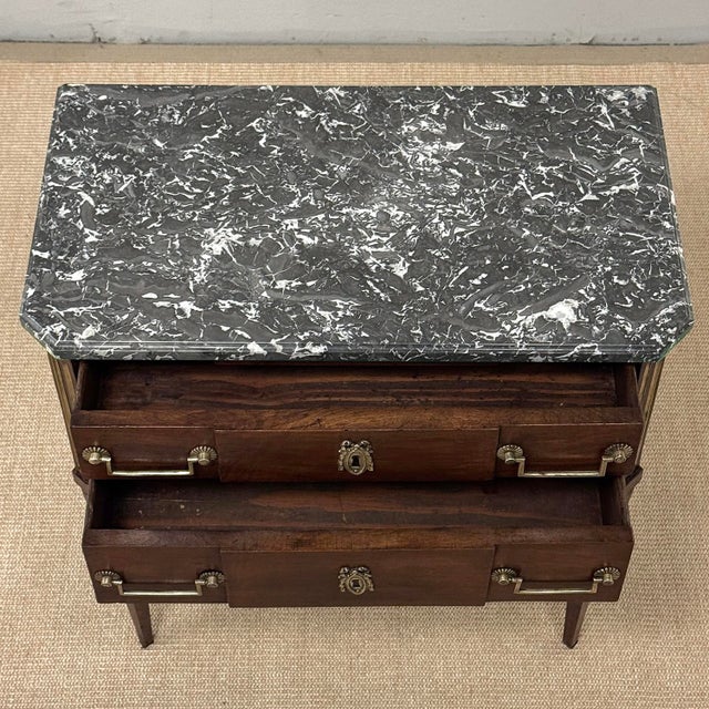 19th Century French Louis XVI Directoire Mahogany Marble Top Commode With Brass Accents For Sale - Image 16 of 18