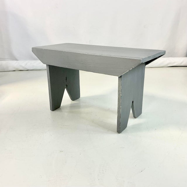 Dove Gray 1950s Vintage Folk Art Americana Arts & Crafts Pine Bench. For Sale - Image 8 of 14