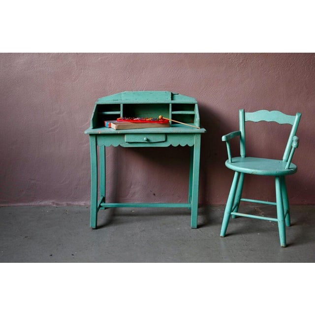 This children's desk and chair set dates from the 1940s. It has a charming, unique character, a testament to its...