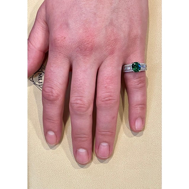 Contemporary 1.8 Carat Oval Tsavorite and 1.5 Carat Diamond in 14 Karat Gold Ring Estate For Sale - Image 3 of 18